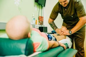 Хлопчик під час реабілітаційного заняття після лікування в Національному інституті раку.