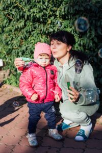 Дитина усміхається в кабінеті реабілітації після завершення курсу лікування раку.