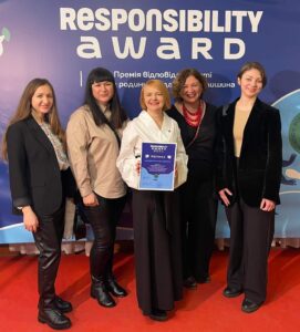 Команда благодійного фонду «Запорука» з відзнакою на церемонії Responsibility Award 2021.