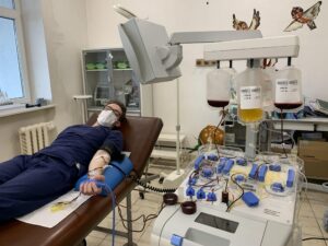 Лікарі Західноукраїнського спеціалізованого дитячого медичного центру працюють із сепаратором клітин крові — новим обладнанням для трансплантації кісткового мозку.